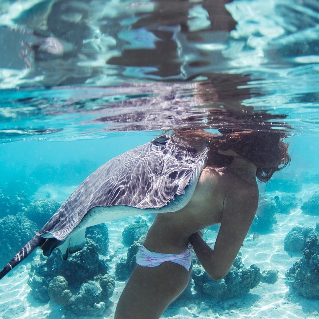 «Королева скатов»: обнаженная девушка плавает среди смертоносных рыб