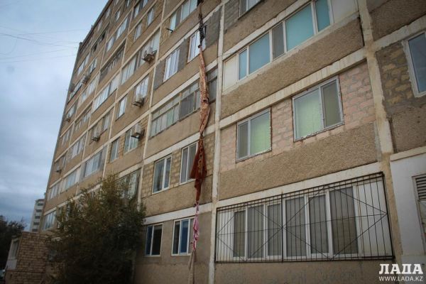 В Казахстане вор сбежал из квартиры с помощью верёвки из ковров