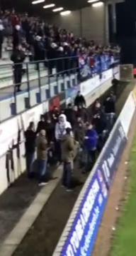 На стадионе в Голландии трое полицейских в штатском обратили в бегство толпу фанатов