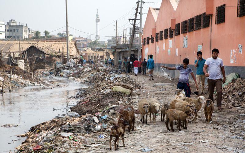 Мрачный процесс переработки мусора в самом грязном городе мира