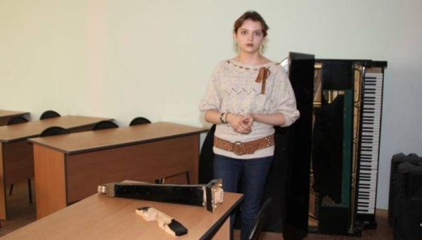 Рабочие выбросили раритетный рояль стоимостью 500 000 рублей