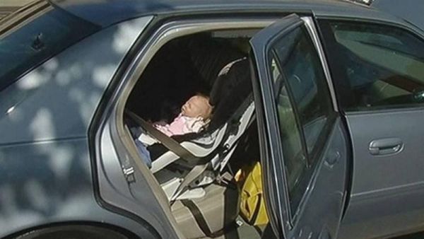 Младенец, запертый в машине, не дышал. Но когда люди разбили окно, они просто обомлели