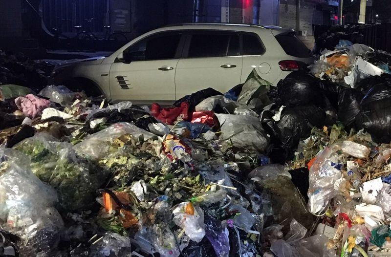 Автомобиль, преградивший въезд мусорщиками, завалили 10 тоннами мусора