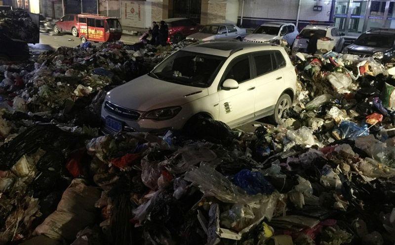 Автомобиль, преградивший въезд мусорщиками, завалили 10 тоннами мусора