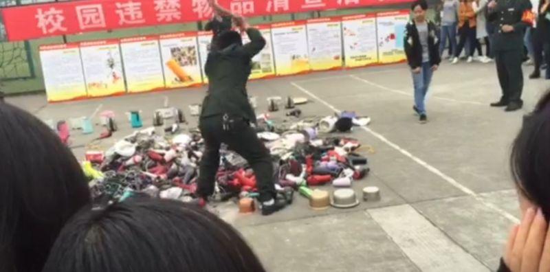 Администрация китайской школы порубила топором конфискованные у студентов электроприборы