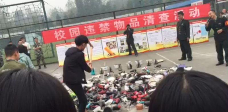 Администрация китайской школы порубила топором конфискованные у студентов электроприборы
