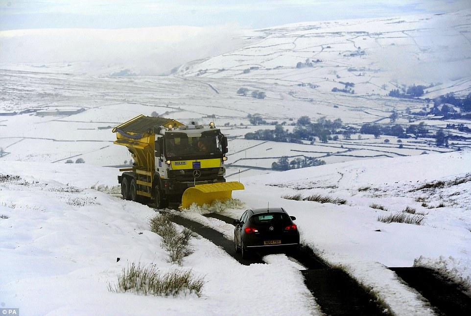 Первый снегопад создал хаос на дорогах Великобритании