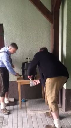 Два немца попытались открыть бочку с пивом при помощи молотка