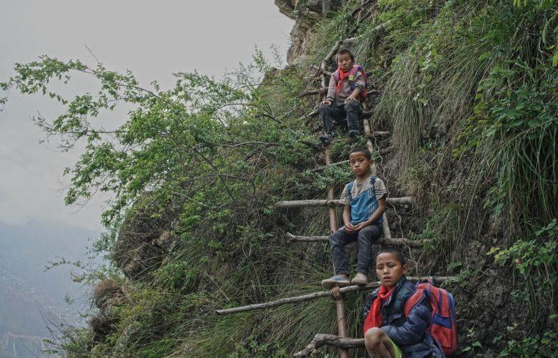 Власти построили металлическую лестницу для школьников, рисковавших жизнью каждый день, добираясь до школы