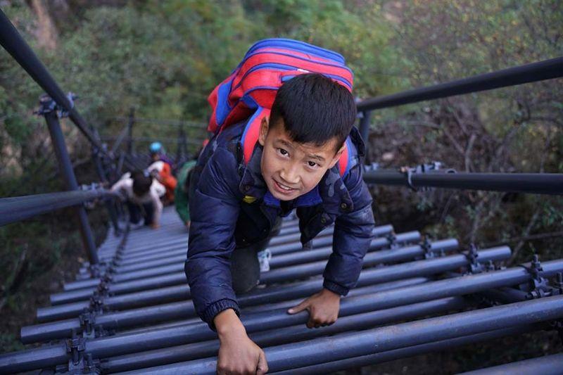 Власти построили металлическую лестницу для школьников, рисковавших жизнью каждый день, добираясь до школы