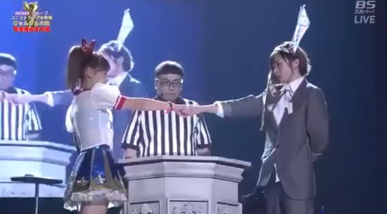 Решающий бой на японских соревнованиях по игре "камень, ножницы, бумага"