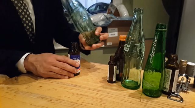 Корейский мастер балансировки за минуту соорудил пирамиду из пустых бутылок