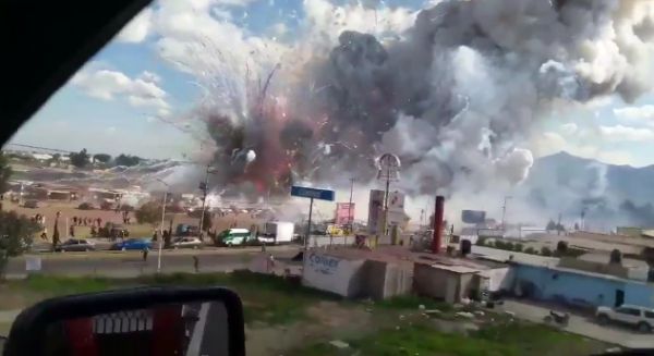 Десятки человек пострадали при взрыве на рынке фейерверков в Мексике