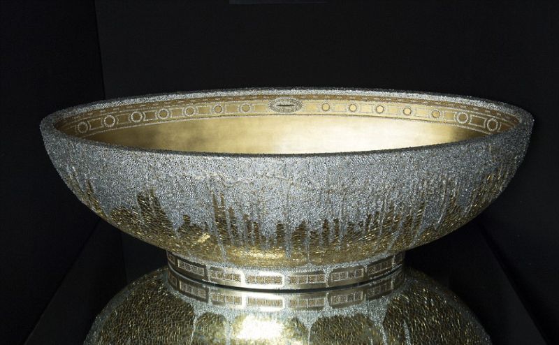 Золотая ванна, усыпанная кристаллами, для любителей колотить понты
