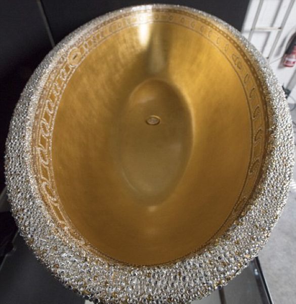 Золотая ванна, усыпанная кристаллами, для любителей колотить понты