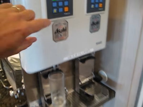 В Японии вам нальет пиво вот такой автомат