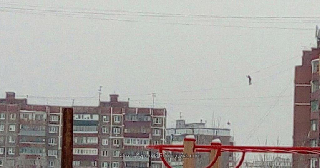 Житель Курска погиб, пытаясь пройти по протянутым между домами проводам