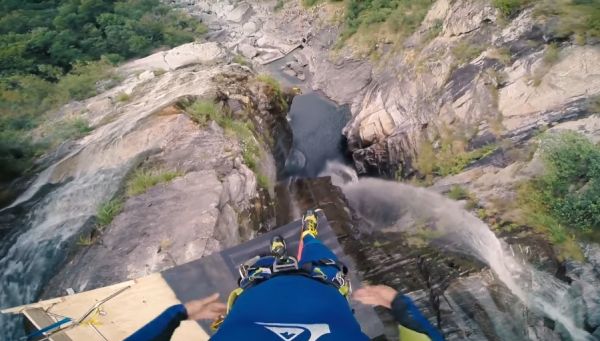 Сумасшедший прыжок в воду с 59-метровой скалы