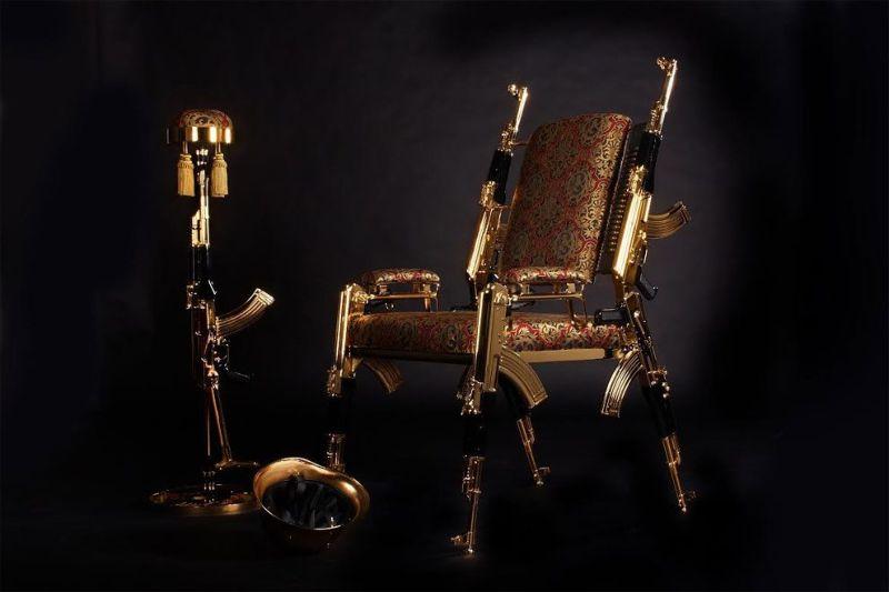 Позолоченный стул из настоящих автоматов Калашникова