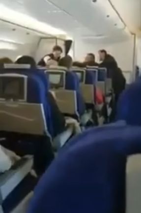 Пьяный русский мужчина устроил драку на борту самолета из-за очереди в туалет
