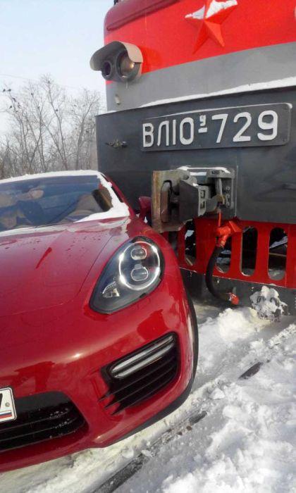 В Тольятти Porsche Panamera врезался в поезд