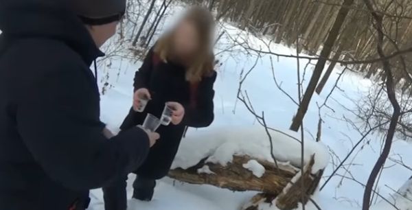 37-летний блогер распил водку с 15-летней школьницей