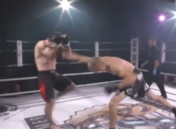 Боец MMA во время боя вправил сопернику вывихнутый плечевой сустав