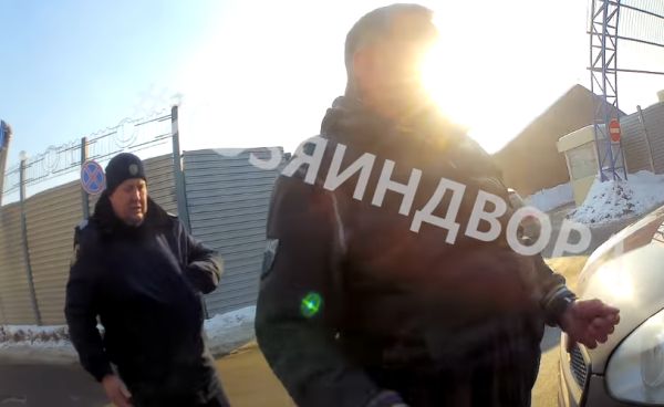Разборки в Харькове: водитель лопатой разбил стекло машины оппонента