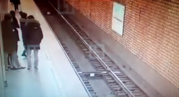 Парня толкнули под поезд в Петербурге