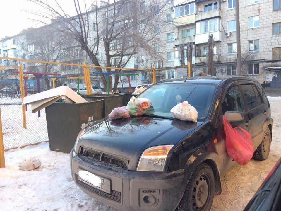 Волгоградцы наказали автохамку, забросав ее машину мусором
