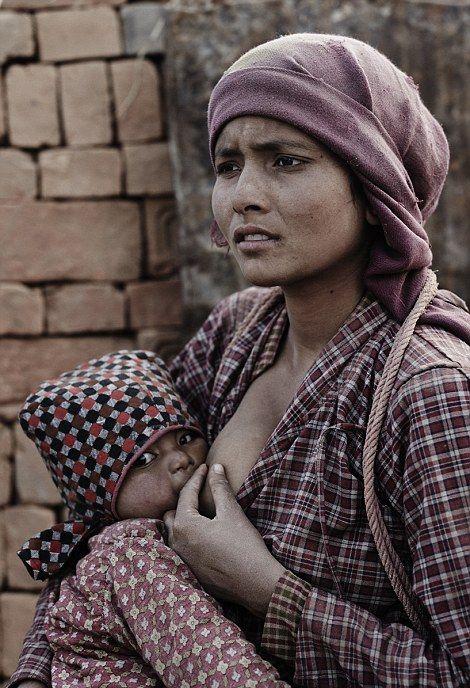 В Непале дети вкалывают на кирпичных заводах, чтобы заработать на пропитание