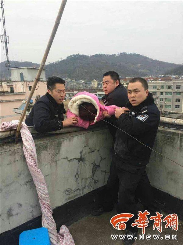 Муж поймал прыгнувшую с крыши жену за хвостик