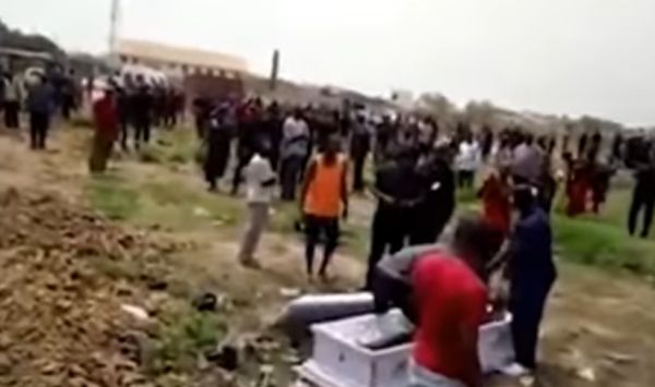 Гробовщики из Ганы во время похорон забрали труп в качестве залога
