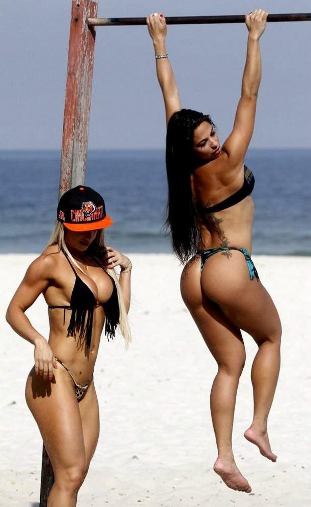 Знойные женщины на бразильских пляжах