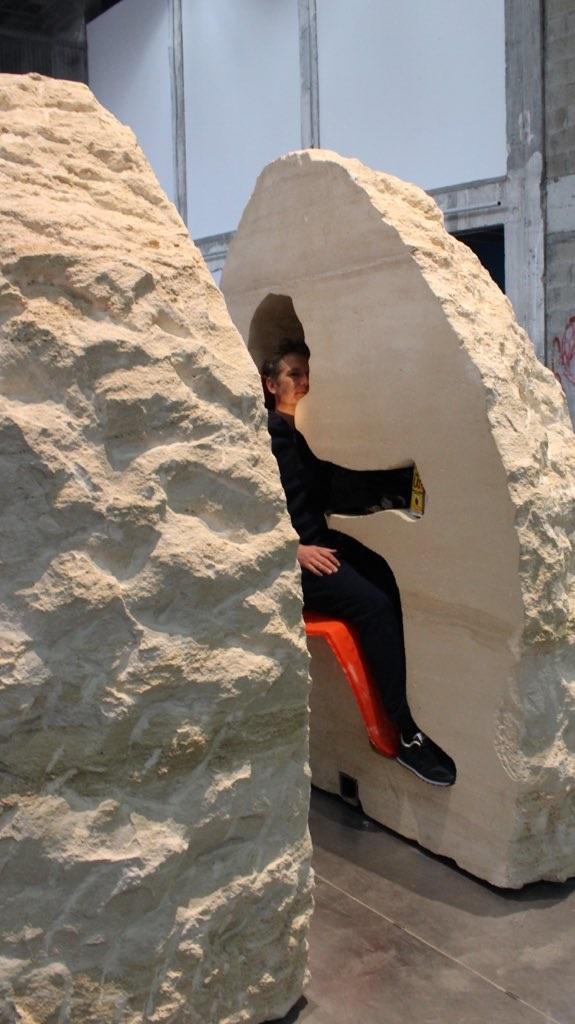 Художника из Франции замуровали в 12-тонном камне