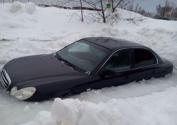 В Уфе Hyundai Sonata вмерз в лед