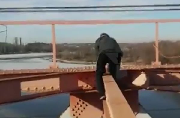 Подросток, взобравшись на железнодорожный мост, коснулся высоковольтного провода