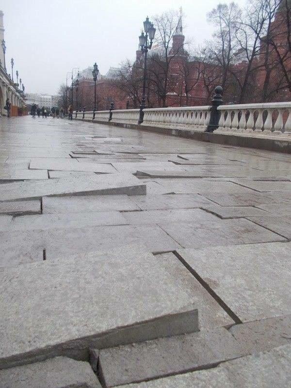 После зимы на Манежной площади «поехала» плитка