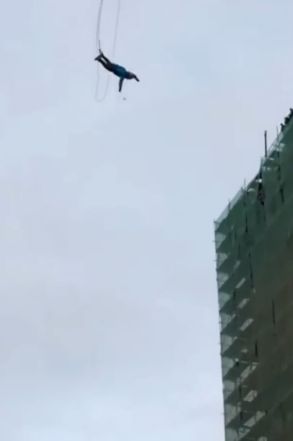 Неудачный прыжок каскадера с башенного крана в Москве сняли на видео