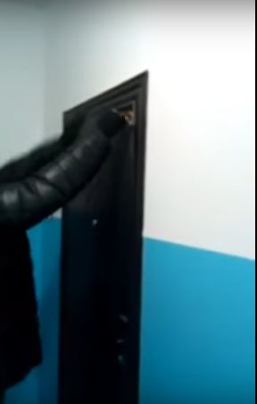 Декоративные входные двери в казахстанской новостройке