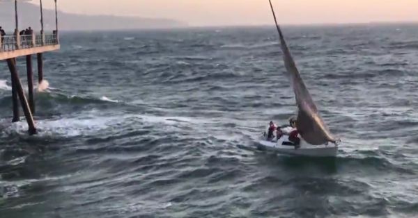 В Калифорнии океанские волны зрелищно бросили парусную лодку на пирс