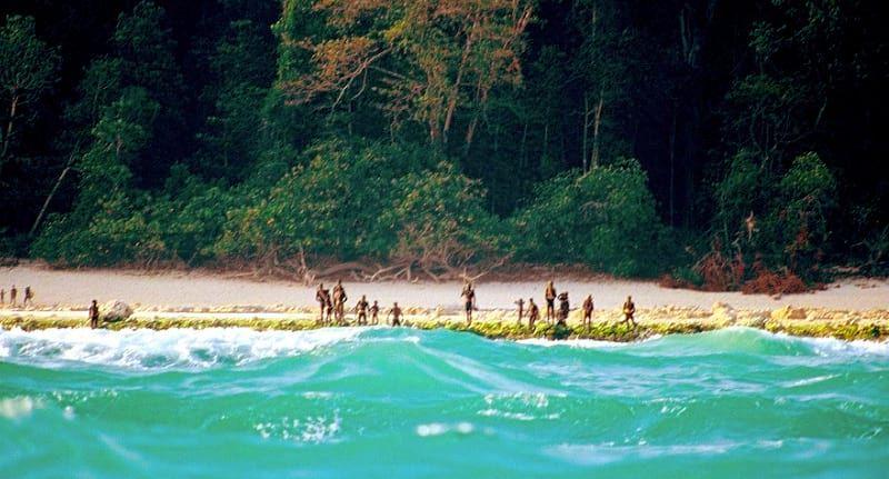 Первобытное племя возрастом 60 000 лет убивают любого, кто попытается сунуться на их остров
