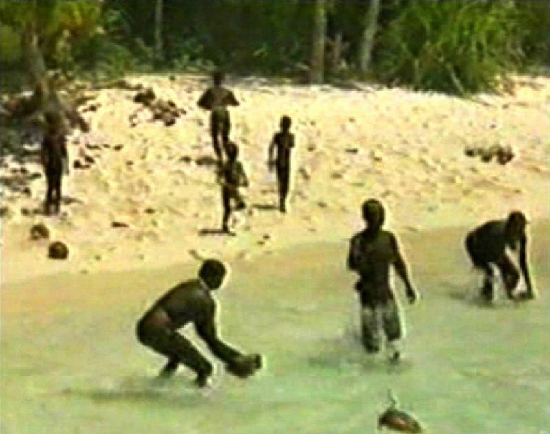 Первобытное племя возрастом 60 000 лет убивают любого, кто попытается сунуться на их остров