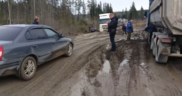 Непроезжабельная грязь: на федеральной трассе в Карелии застряли десятки машин