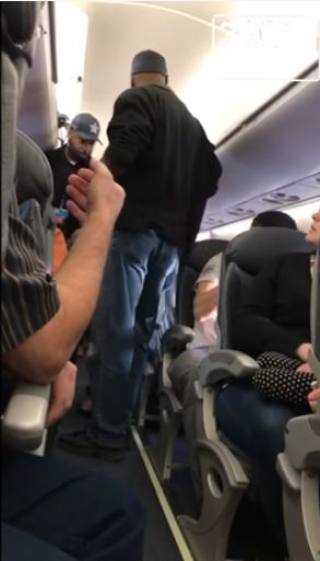 История одного овербукинга в самолете United Airlines
