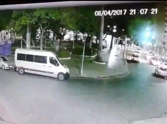 Бразильский бандит попытался угнать машину с полицейским