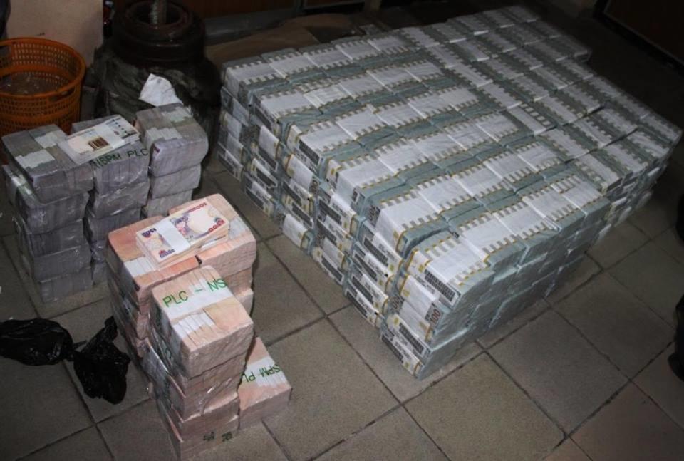 В пустой квартире в Нигерии нашли 43 миллиона долларов