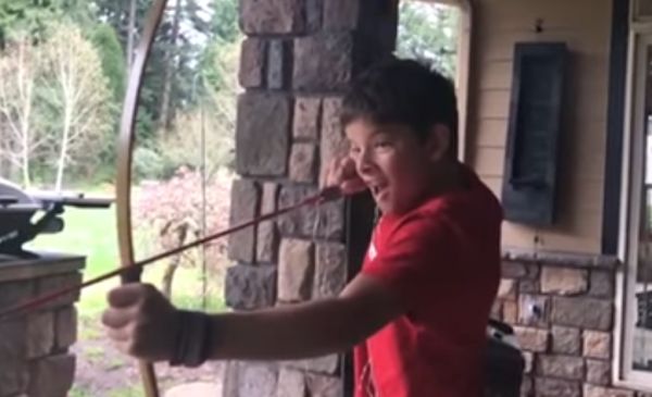 Мальчик вырывает зуб с помощью лука и стрел