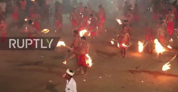 Фестиваль огня в Индии: Агни Кели: Огненный бой горящими факелами