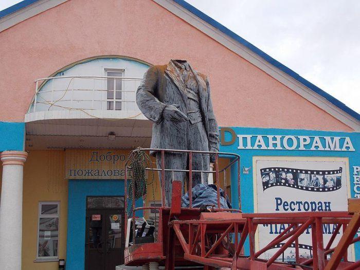 Памятник Ленину после реставрации превратился в головастика